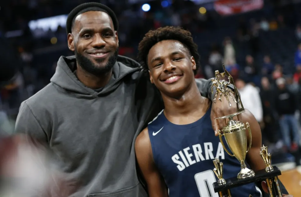 Sob olhares do pai, filho de LeBron James volta a jogar 5 meses após parada cardíada
