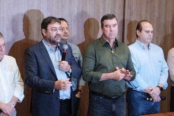 O presidente da Fiems, Sérgio Longen com o governador do Estado, Eduardo Riedel durante o anuncio da medida