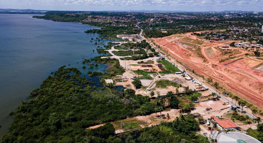 Vista aérea da Lagoa Mundaú, região onde está localizada a mina 18. Antes do desastre ambiental, há cinco anos, a porção marrom continha imóveis residenciais