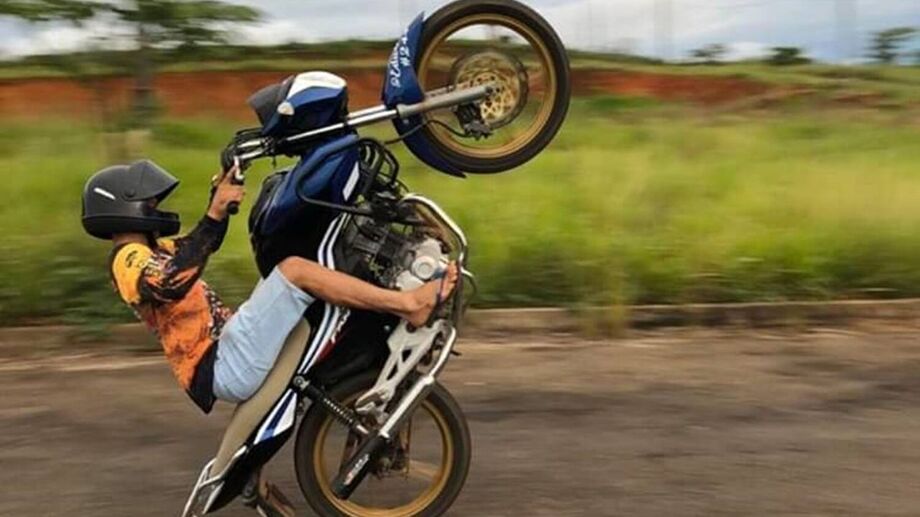 Um crescente número de motociclistas que se reúnem para realizar manobras arriscadas, barulhentas e ilegais,