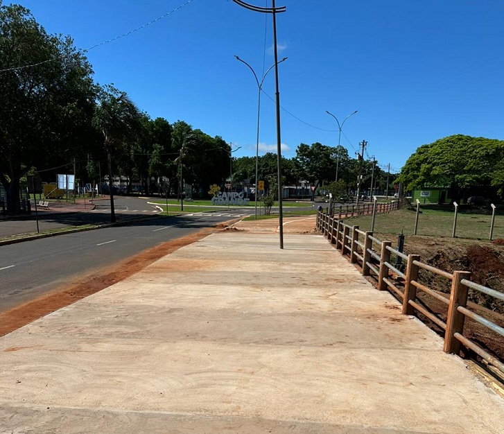 Obra na calçada da Avenida Filinto Muller, em frente ao Lago do Amor, é finalizada