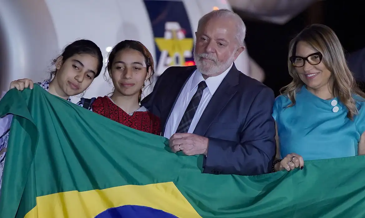 Lula diz que governo vai buscar 102 brasileiros que estão em Gaza