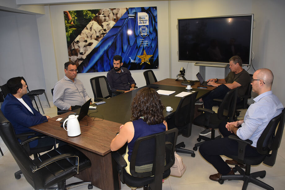 O gerente de Economia e Estudos de Pesquisa, Ezequiel Resende, e a assessora do Núcleo de ESG e Sustentabilidade da Fiems, Cláudia Borges, visitaram a área de inteligência de dados da Segov