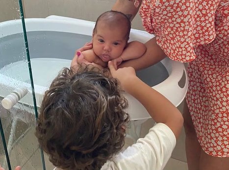 Carol Dantas, mãe de filho de Neymar, dá banho em Mavie