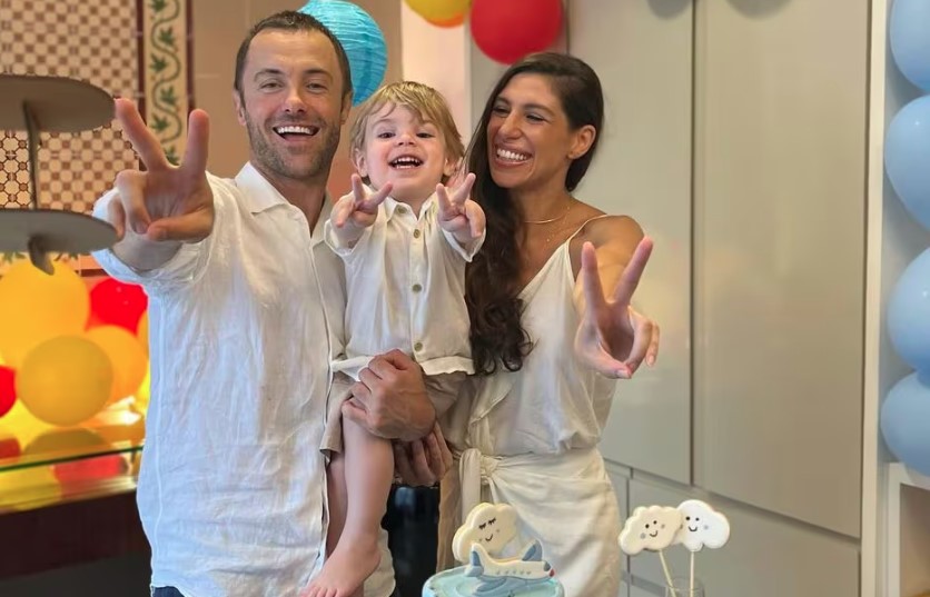 Kayky Brito comemora aniversário de dois anos do filho Kael ao lado da mulher Tamara Dalcanale. Foto: Reprodução/Instagram/@kayky.brito
