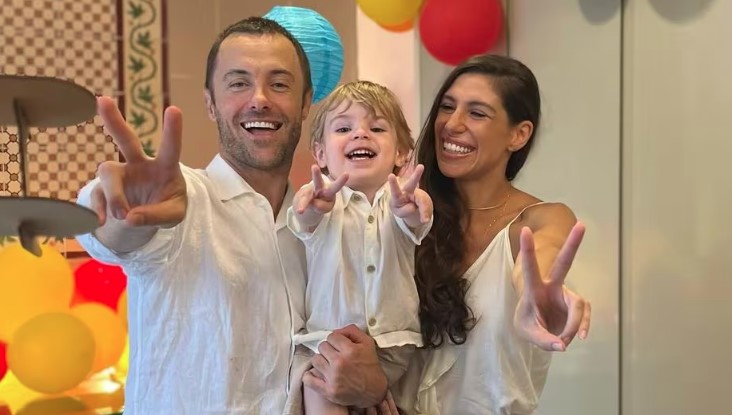 Kayky Brito comemora aniversário de dois anos do filho Kael ao lado da mulher Tamara Dalcanale.