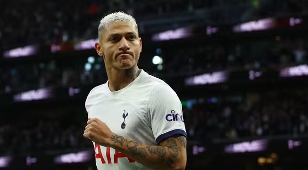 Richarlison celebra gol diante do Everton