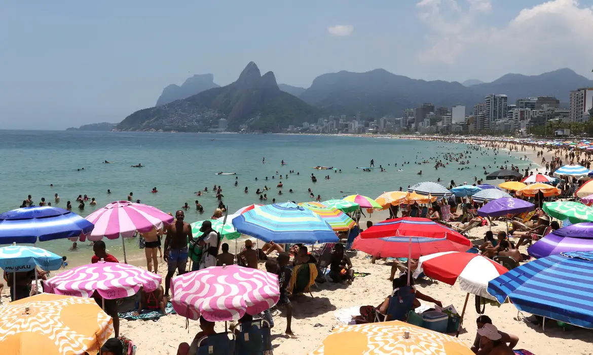 No Centro-Oeste, a tendência é de calor forte em todos os estados, com valores acima de 1ºC da média histórica