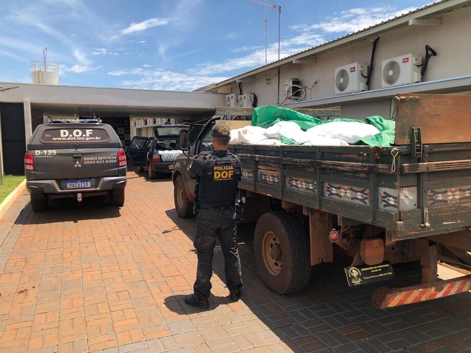 Policiais militares do DOF (Departamento de Operações de Fronteira) apreenderam 706 quilos de agrotóxicos e 848 garrafas de vinho.