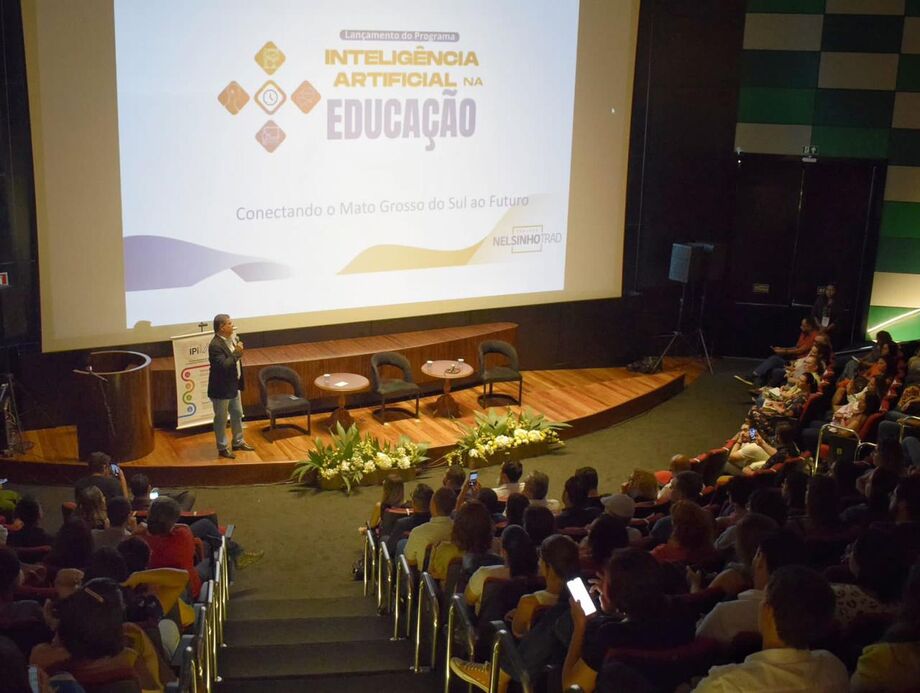 O senador Nelsinho Trad participou do lançamento do Programa de Inteligência Artificial na Educação, no auditório do Bioparque Pantanal