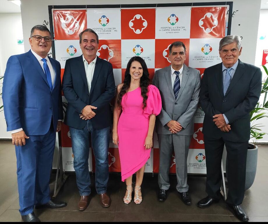 Da esquerda para direita: Eduardo Ferzeli- Superintendente; Rogério T. Beretta- Vice-presidente; Sueli Lopes Telles- Presidente; Amilcar Silva Junior- Diretor Financeiro; Dr. Nestor Muzzi Ferreira Filho- Diretor- Geral