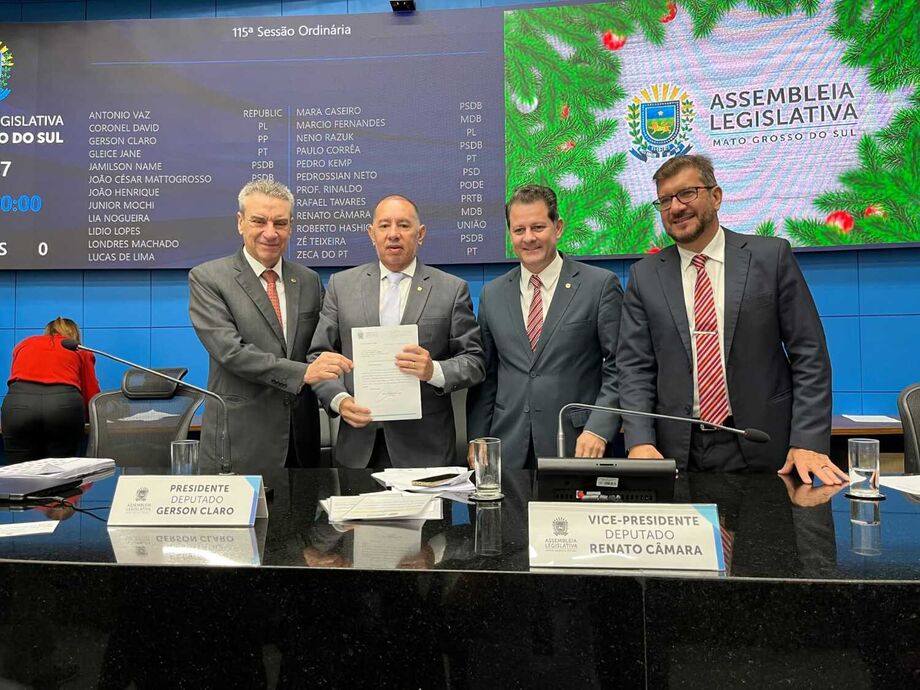 Mesa diretora da Assembleia Legislativa com o projeto de Lei do Pantanal