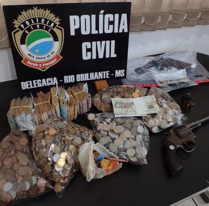 Quatro pessoas são presas em operação contra o tráfico de drogas em Rio Brilhante