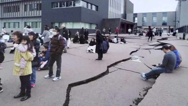 Rachaduras nas estradas da província de Ishikawa após forte terremoto no Japão