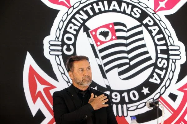 Augusto Melo diz que vinda de Gabigol ao Corinthians depende do Flamengo e descarta Firmino