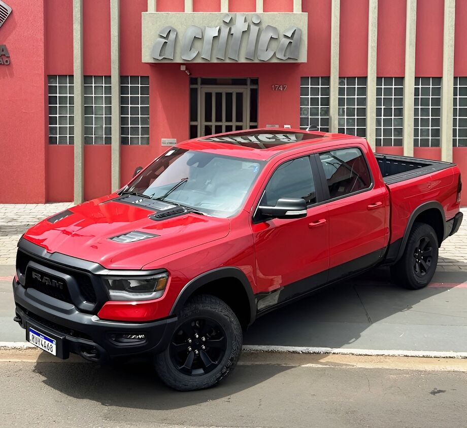 A Ram 1500 Rebel possui um motor V8 5.7 de 400 cv e 56,7 kgfm, oferecendo uma combinação de potência e torque consideráveis.