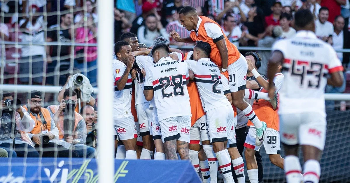 São Paulo tem de suar a camisa para bater a Portuguesa no MorumBis, com gol de Luiz Gustavo