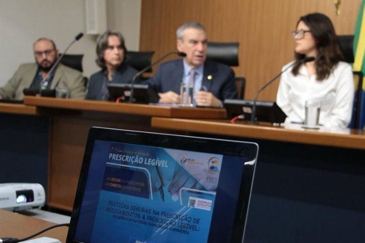 Prescrição ilegível podem causar risco à vida dos pacientes, alerta Paulo Corrêa