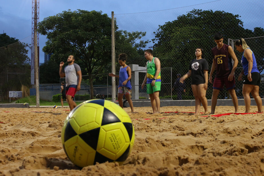 Moradores de Campo Grande participam de aula de zumba no Belmar Fidalgo, uma das mais de 100 opções gratuitas oferecidas pela Funesp