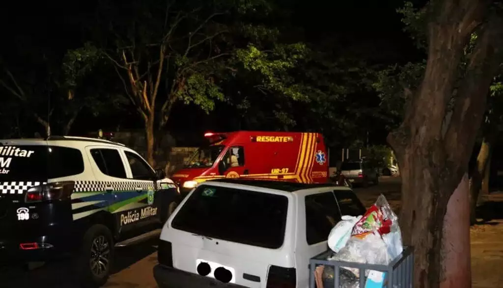 Viatura dos bombeiros durante atendimento às vítimas.