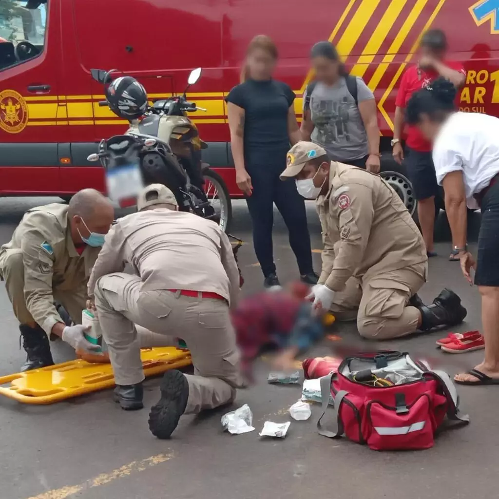 Corpo de Bombeiros socorrendo a vítima após atropelamento