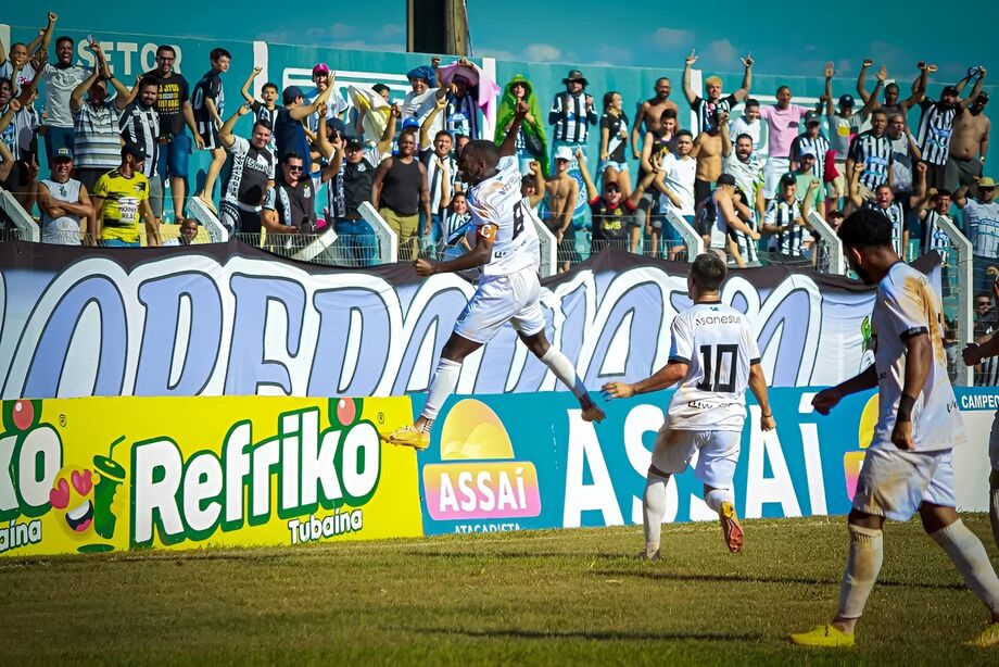 Fernandinho (8) marcou o primeiro gol em mais uma vitória do Operário na competição
