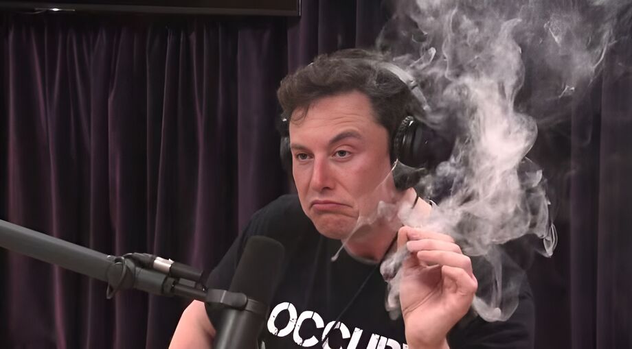 Musk fumou maconha com Joe Rogan ao vivo durante entrevista em 2018