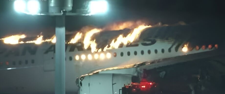 Avião com 379 pessoas pega fogo após colidir com aeronave da Guarda Costeira no Japão