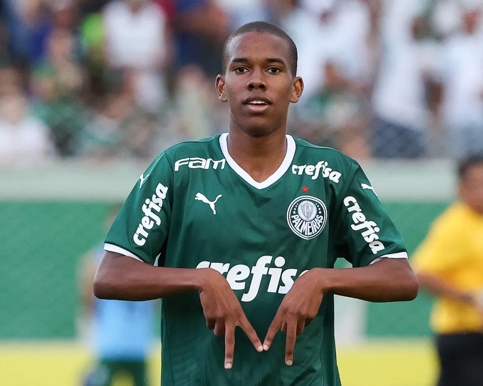Estêvão, destaque na Copa São Paulo de Juniores, foi integrado ao time profissional do Palmeiras.