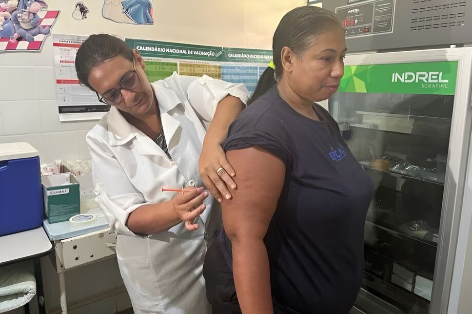 Cidade de Dourados, em Mato Grosso do Sul, se tornou a primeira cidade no mundo a vacinar a população contra a dengue. Na foto, a vendedora Maria Aparecida Santana Carvalho