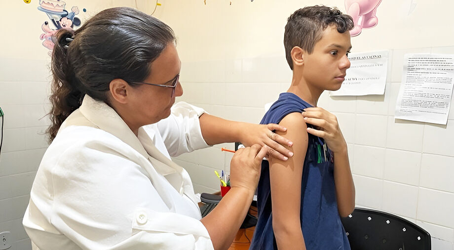 Augusto Baller, 13 anos, foi levado pelo pai para se vacinar
