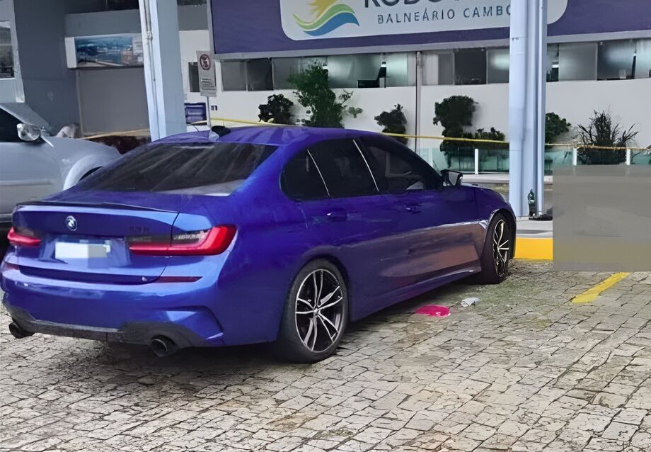 Carro da marca BMW em que jovens estavam em Balneário de Camboriú, em Santa Catarina