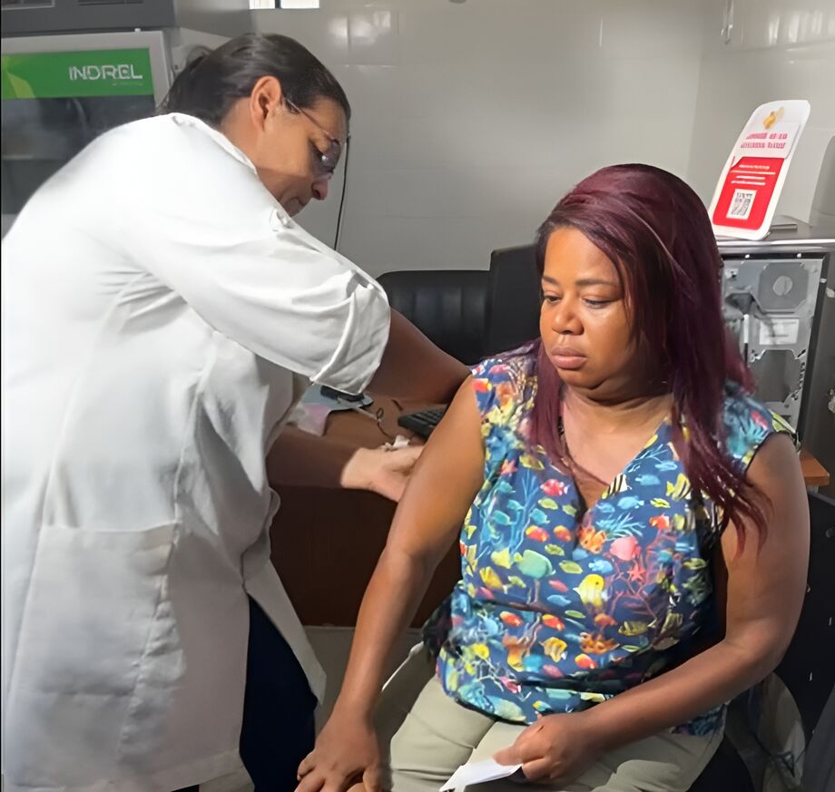 Dona Francisleine foi a primeira a tomar a vacina