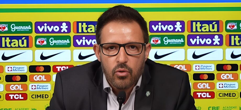 O técnico Ramon Menezes