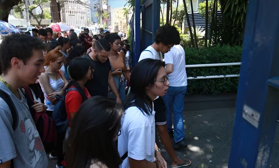 Em 2023, menos da metade dos estudantes do último ano do ensino médio realizaram a prova do Enem, de acordo com dados divulgados pelo Inep nesta terça-feira, 16. Na imagem, candidatos chegam a local de prova em São Paulo, em novembro