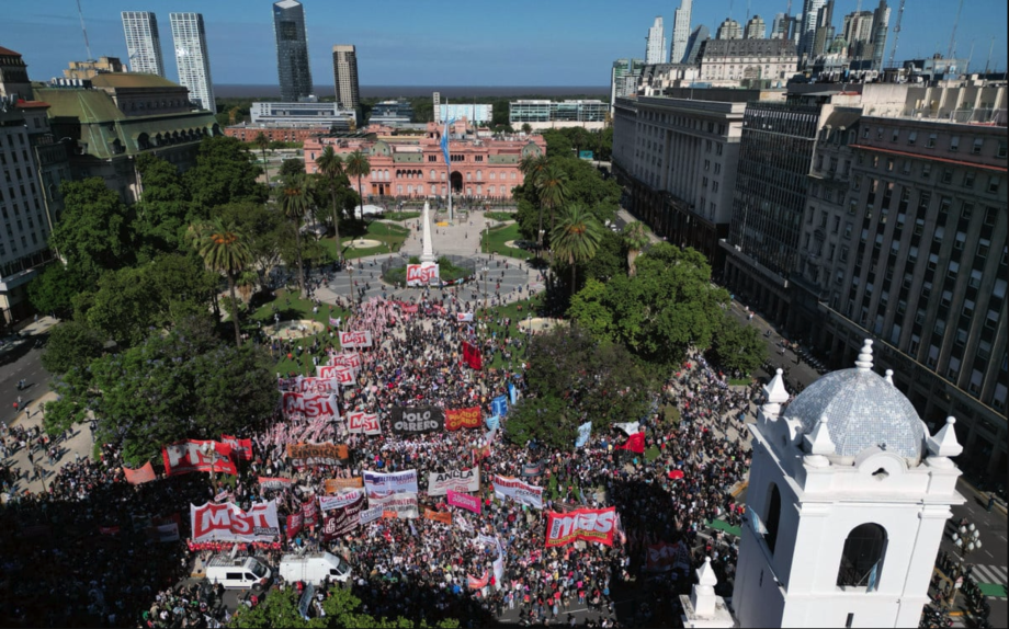 Manifestantes em frente ao Palácio do Governo, durante o primeiro protesto contra o novo governo de Javier Milei