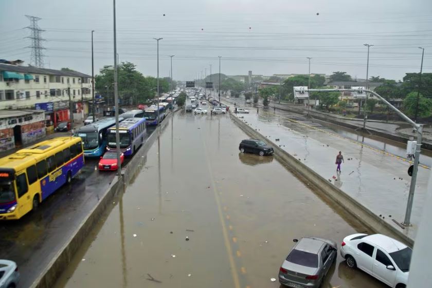 Pedestres e veículos de todos os tipos enfrentaram zona de alagamento na Avenida Brasil, altura do bairro do Irajá, zona norte do Rio de Janeiro, neste domingo (14), em decorrência de fortes chuvas