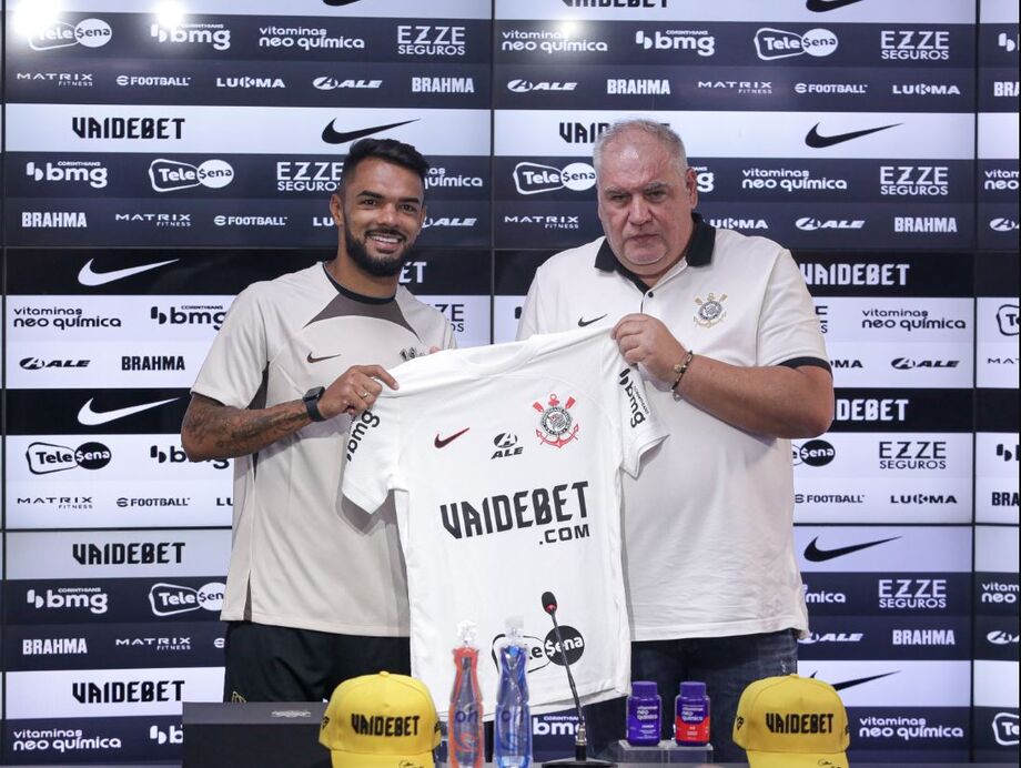 Raniele é apresentado no Corinthians e diz se inspirar em Casemiro e Ralf: 'muita raça'