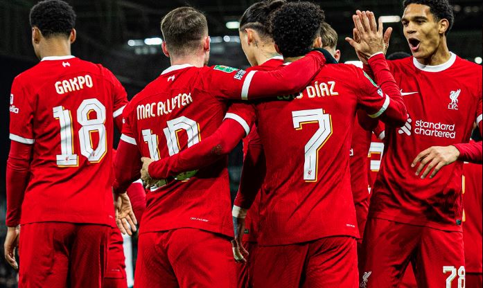 Liverpool supera desfalques, elimina Fulham e decide Copa da Liga Inglesa com o Chelsea