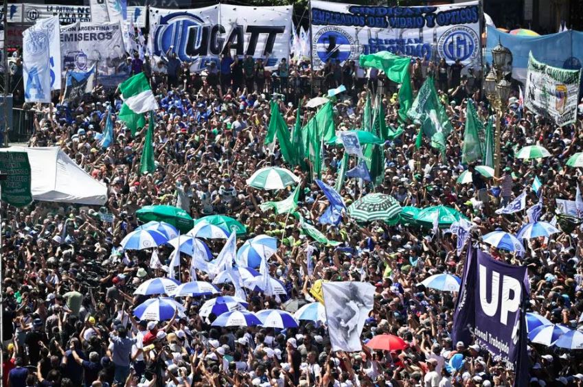 Manifestantes protestam contra propostas de Javier Milei para reformar a economia