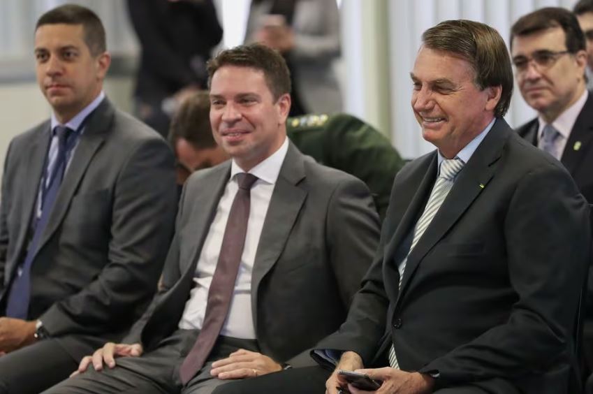 Alexandre Ramagem (no centro) foi diretor da Abin durante o governo Bolsonaro e é alvo de ação da PF