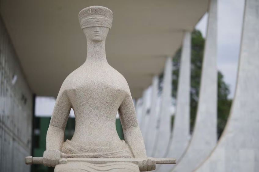 Vista da estátua da Justiça no Supremo Tribunal Federal, na Praça dos Três Poderes, em Brasília