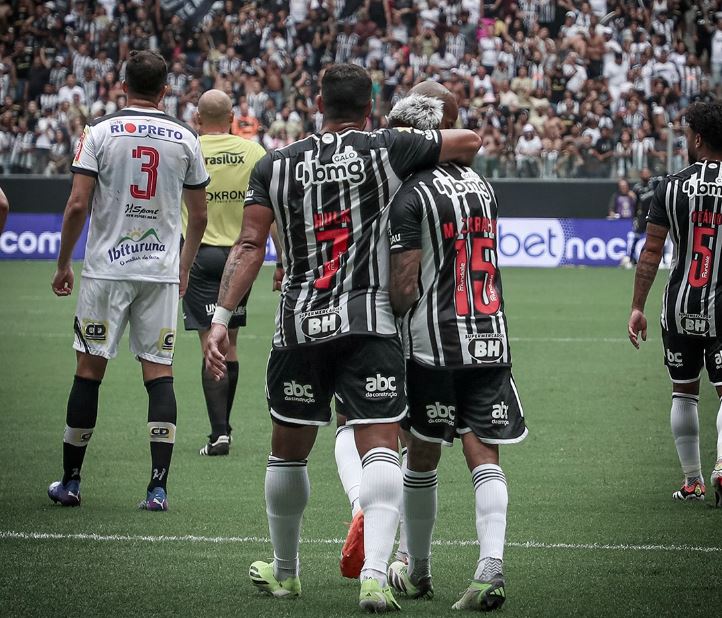 Atlético não toma conhecimento e goleia o Democrata na estreia de Scarpa no Mineiro