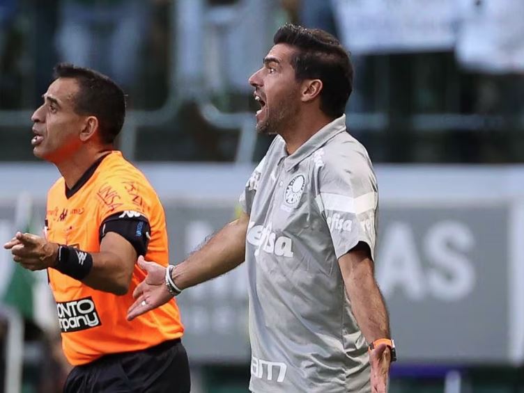 Abel Ferreira reclamou mais uma vez das condições do gramado do Allianz Parque