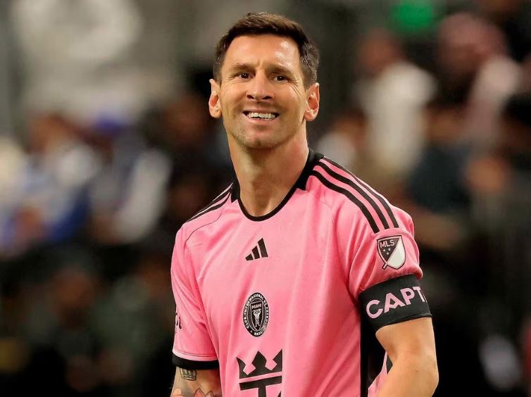 Messi volta a campo neste sábado após perder rodada das Eliminatórias por lesão