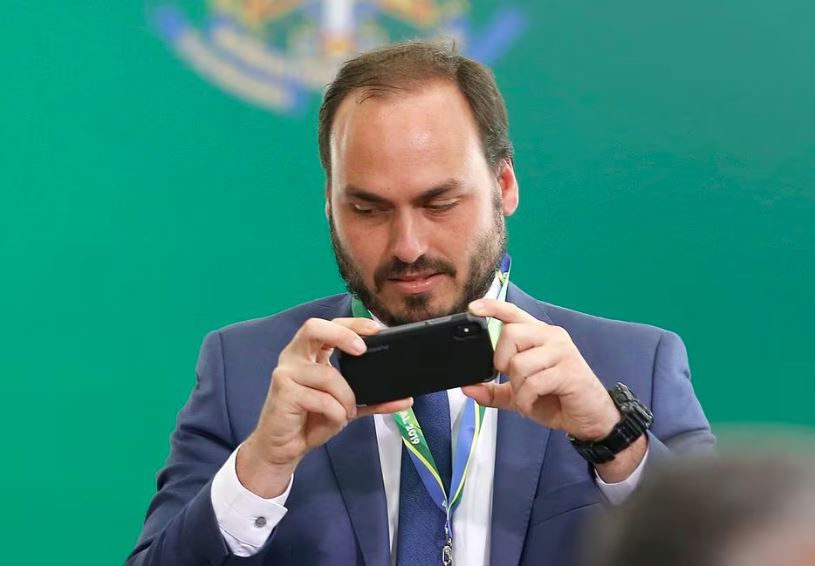 Celular de Carlos Bolsonaro foi apreendido pela Polícia Federal nesta segunda, 29, na investigação