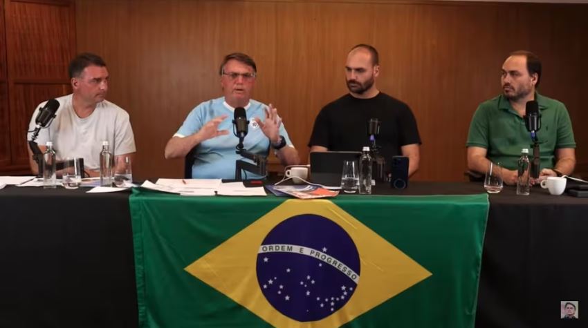 Jair Bolsonaro (PL) retorna às transmissões online com os filhos Eduardo e Carlos. Ex-presidente elogiou voto impresso na Venezuela, apesar de reconhecer perseguição a opositores políticos no país