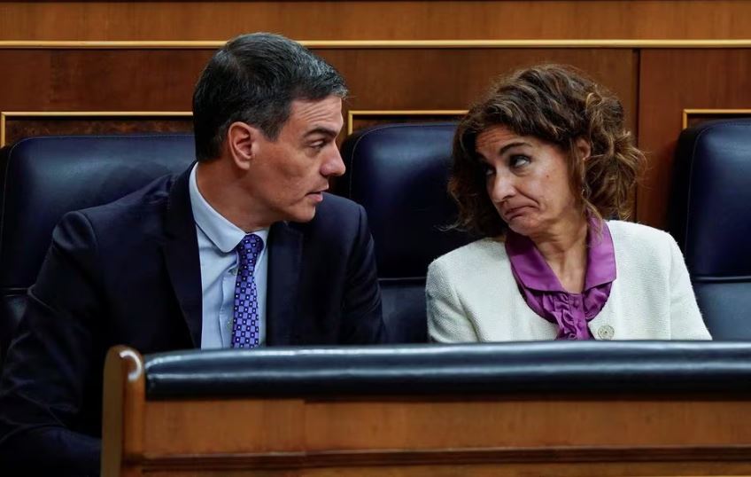 O primeiro-ministro espanhol Pedro Sanchez e a primeira vice-primeira-ministra Maria Jesus Montero participam de um debate sobre a proposta legislativa para conceder anistia aos envolvidos na tentativa fracassada de independência da Catalunha em 2017