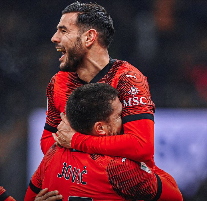 Milan goleia Cagliari e avança às quartas de final da Copa da Itália