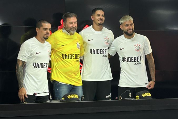 Corinthians oficializa novo patrocínio em reapresentação do elenco